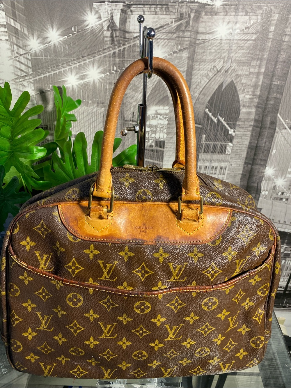 Authentic Louis Vuitton Deauville Monogram Boston Handbag - Picture 6 of 17